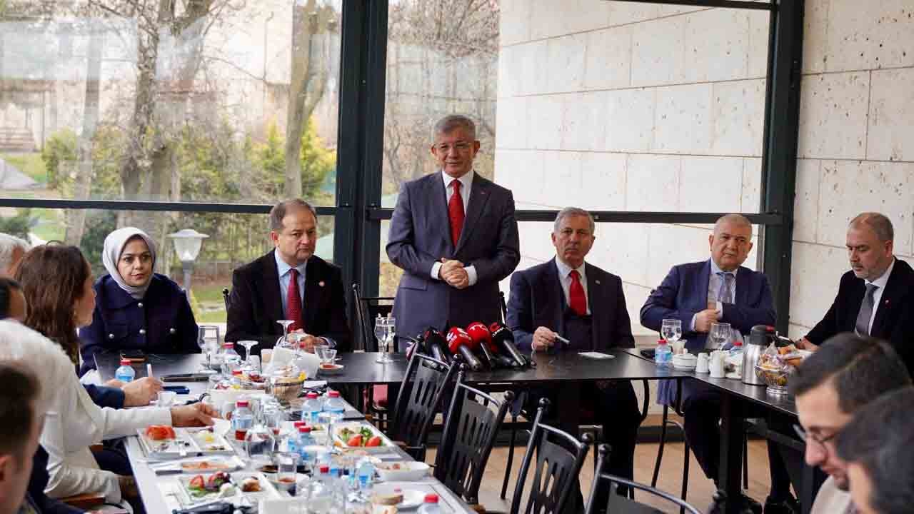 Davutoğlu Parlamento muhabirlerine açıkladı: İsmim Epstein belgelerinde neden 39 kez geçiyor?