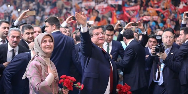 Davutoğlu salonu selamlarken gözyaşlarını tutamadı!