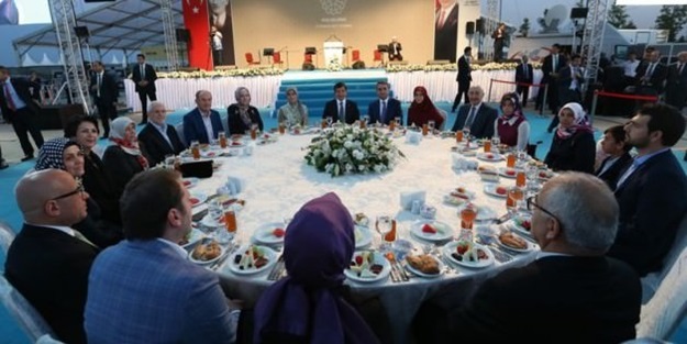 Davutoğlu, Şehit savcının ailesi ile orucunu açtı