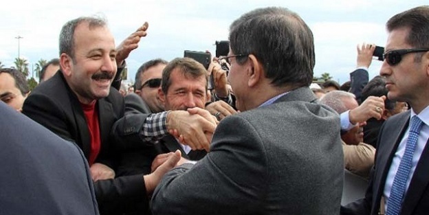 Davutoğlu sevgi seli ile karşılandı