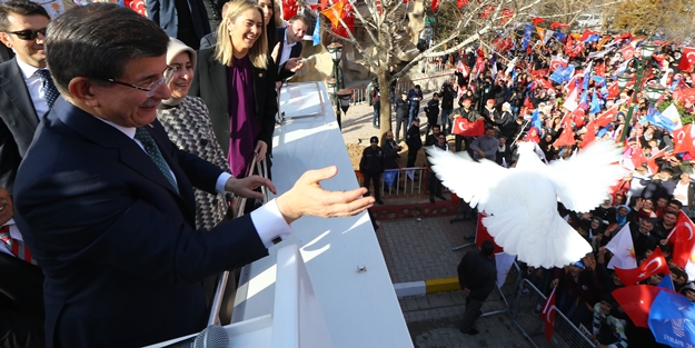 Davutoğlu sloganlara dayanamadı ve...