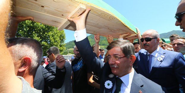 Davutoğlu, Srebrenitsa kurbanlarının tabutlarını taşıdı