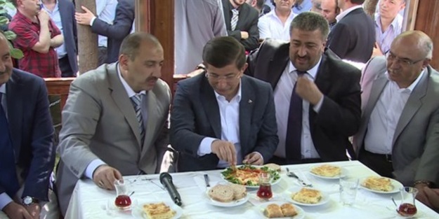 Davutoğlu taksicilerle menemen yedi