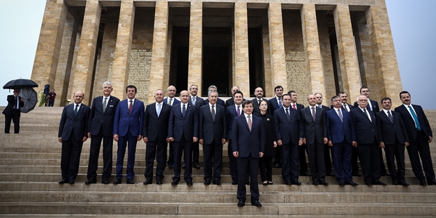 Davutoğlu ve 62. hükümet Anıtkabir'i ziyaret etti