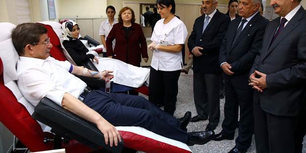 Davutoğlu ve eşi kan bağışında bulundu