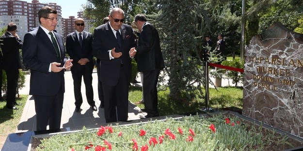 Davutoğlu ve Türkeş Alparslan Türkeş'in mezarına gitti