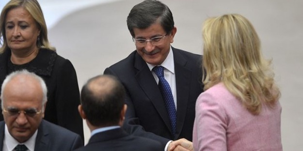 Davutoğlu yeni kabineyi sunuyor