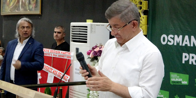 Davutoğlu'na mikrofon bile dayanamadı! Konuşma sırasında neye uğradığını şaşırdı