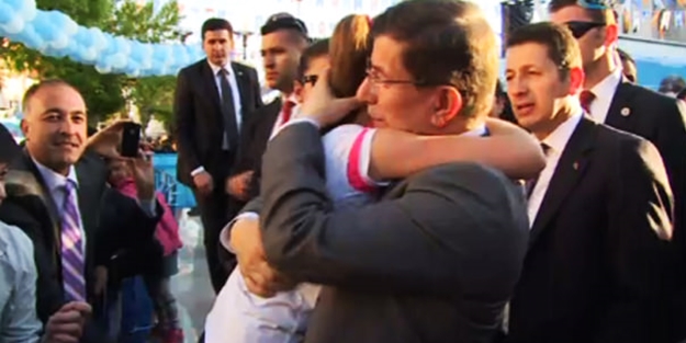 Davutoğlu'na sarılarak dakikalarca ağladı (VİDEO)