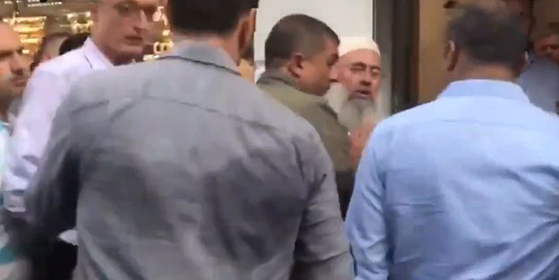 Davutoğlu'na soru sormak istedi... Böyle engellendi!