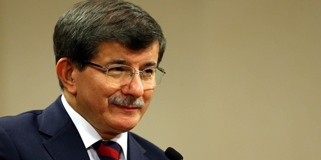 Davutoğlu'ndan 3 döneme takılana jest