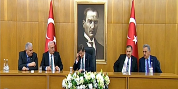 Davutoğlu'ndan canlı yayında zor görüşme
