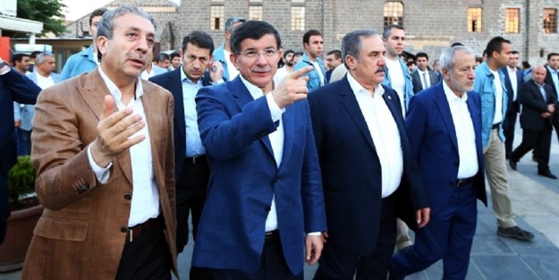 Davutoğlu'ndan, Diyarbakır'da 'huzur' isteyen vatandaşa anlamlı cevap