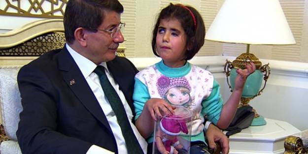 Davutoğlu'ndan engelli miniğe ilginç teklif