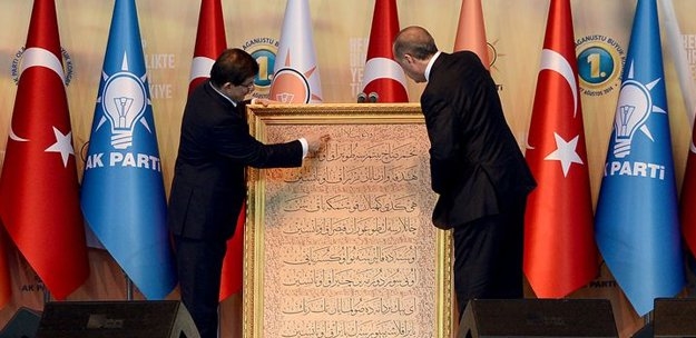 Davutoğlu'ndan Erdoğan'a anlamlı hediye