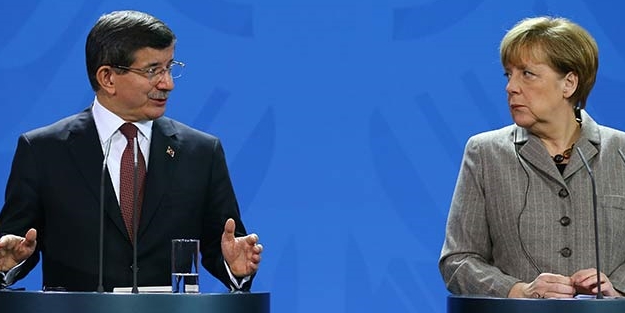Davutoğlu'ndan Merkel'i terleten soru!