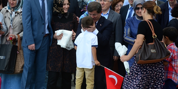 Davutoğlu'nun çocuk sevgisi sosyal medyada gündem oldu