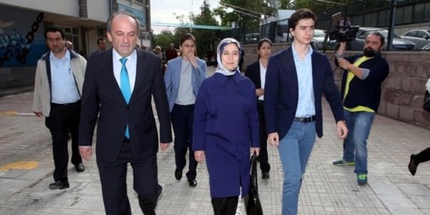 Davutoğlu'nun eşi ve oğlu oyunu kullandı