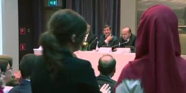 Davutoğlu'nun konuşması işaret diliyle anlatıldı
