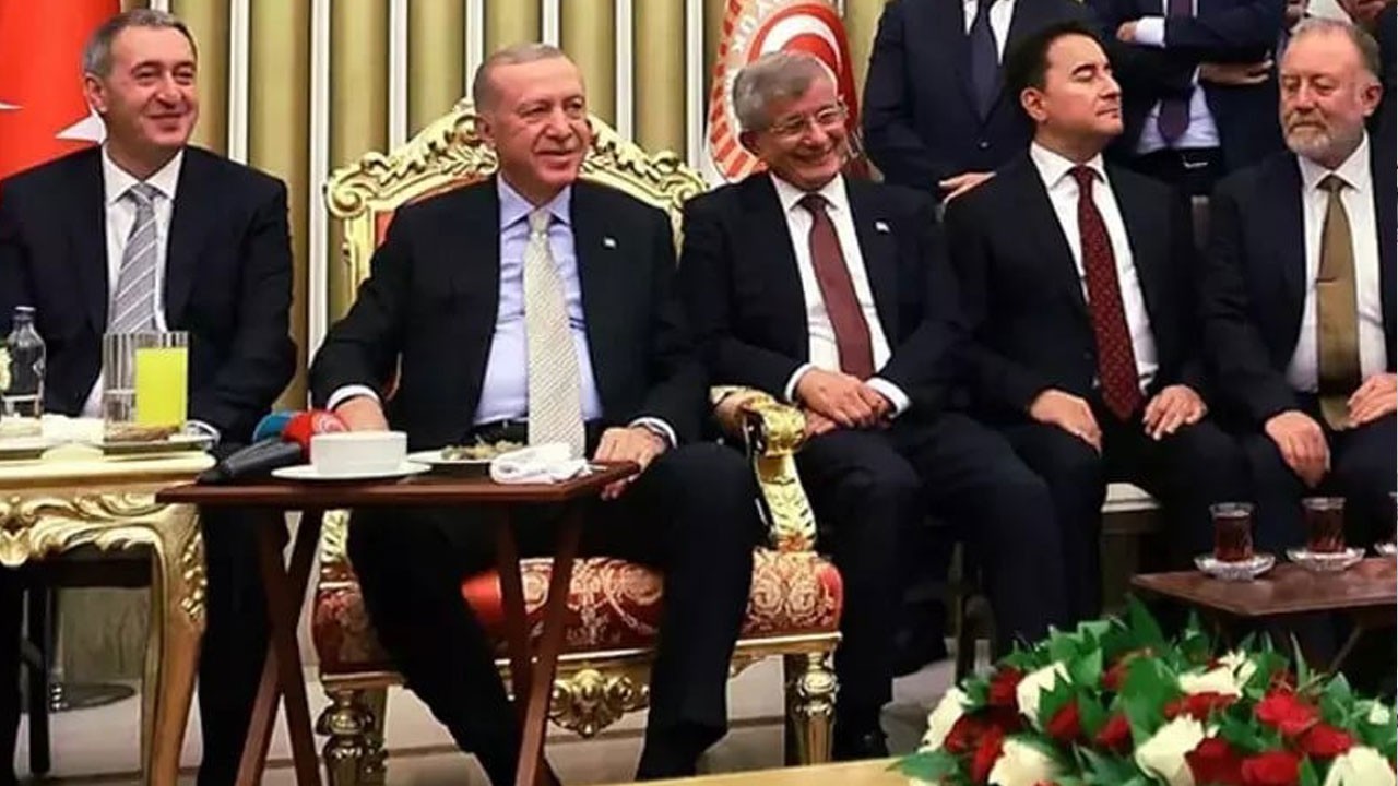Davutoğlu’nun mutluluğu 'Gel bakalım Muharrem’i çıldırttı!