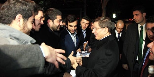 Davutoğlu'nun yolunu kesip, o pankartı açtılar