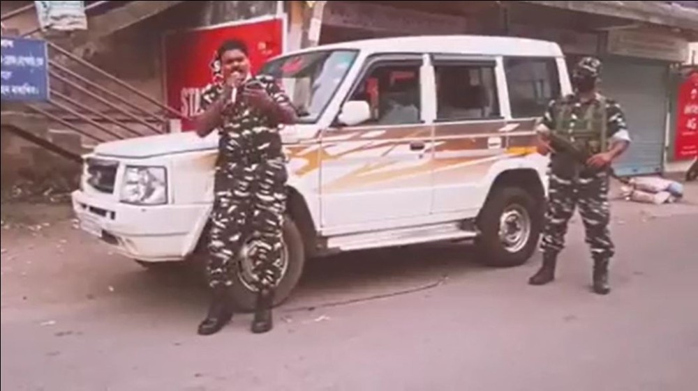 Dayak atan Hint polisi bu kez sokak sokak gezerek şarkı söyledi 