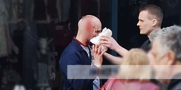 Dazlak Almanlar mülteci dövmek için Yunanistan'a gitti ama...