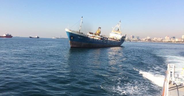 Zeytinburnu açıklarında gemi yan yattı