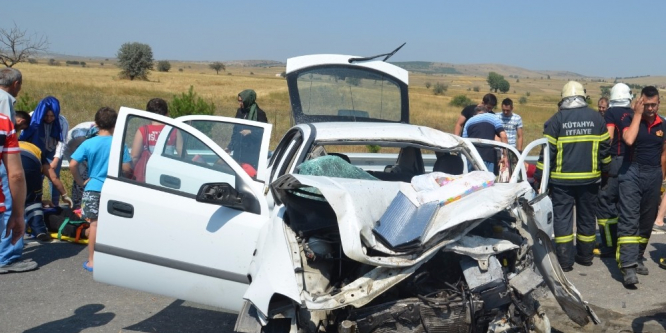 Kamyondaki tomruklar otomobilin üzerine devrildi: 8 yaralı