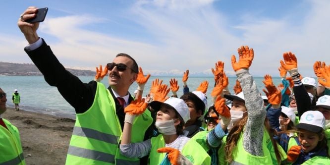Edremit’te 60 ton çöp toplandı