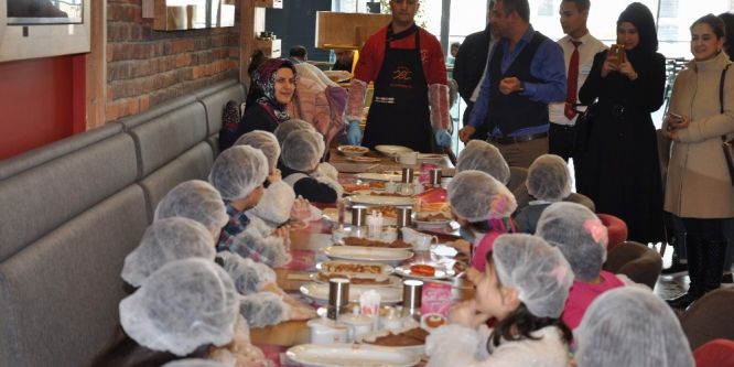 Minik öğrenciler yiyeceklerini kendileri hazırladı