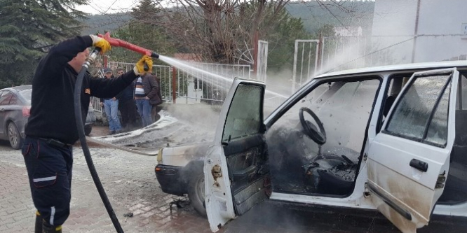Bilecik'te seyir halindeki araba alev aldı