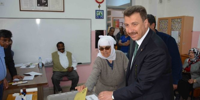 Muğlalı vekil 90 yaşındaki annesi ile sandığa gitti