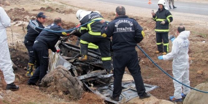 Takla atan otomobilde 3 kişi yanarak can verdi
