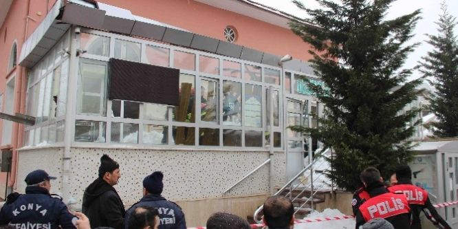 Caminin çatısı çöktü: 3 yaralı