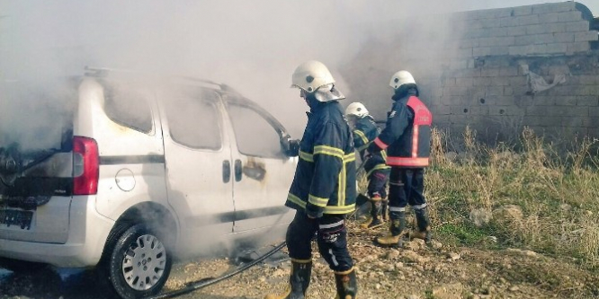 Şanlıurfa'da oyun oynayan çocuk 3 aracı yaktı