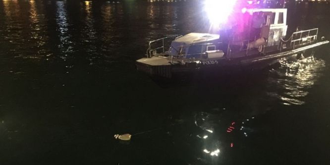 Eşine kızan kadın otomobili denize attı