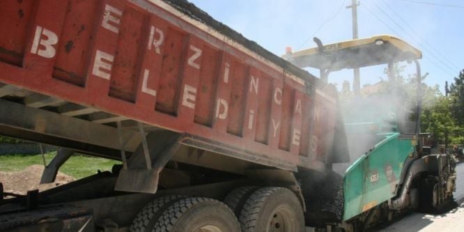 Asfalt ve kaldırım yenileme çalışmaları sürüyor