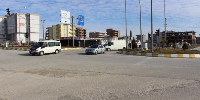 Çalışmayan trafik ışıkları sürücülere zor anlar yaşatıyor