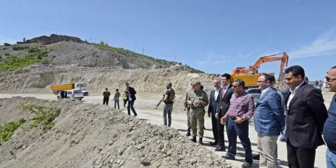 Tunceli Valisi yapımı devam eden karayolunu inceledi