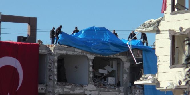 Hasar gören binalar branda ile kapatıldı