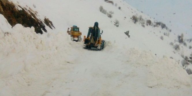 Van’da yol açma çalışması yapılıyor