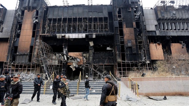 DEAŞ Musul Üniversitesi'nin kütüphanesini yaktı