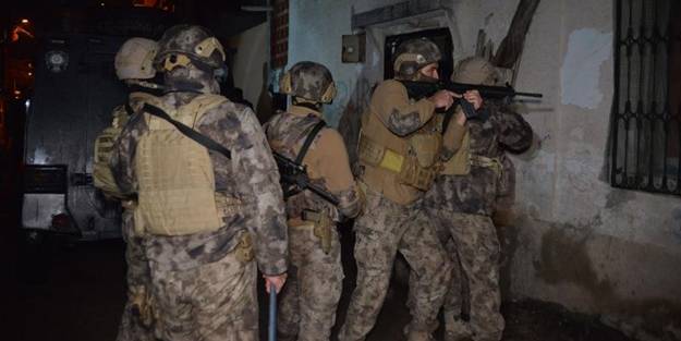 DEAŞ operasyonunda kapısı açılmayan eve 