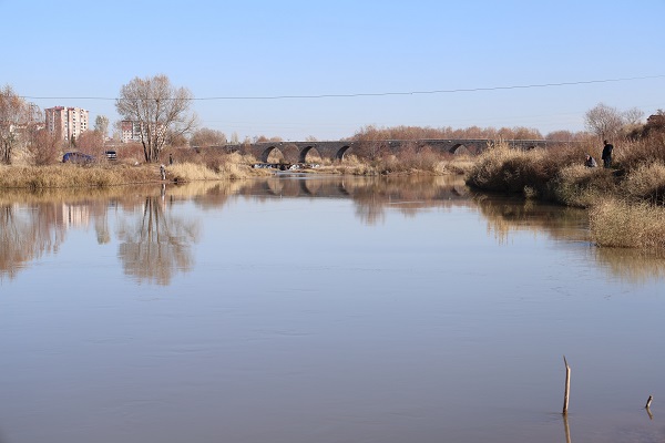 Debi düştü, balıkçılar soluğu Kızılırmak’ta aldı