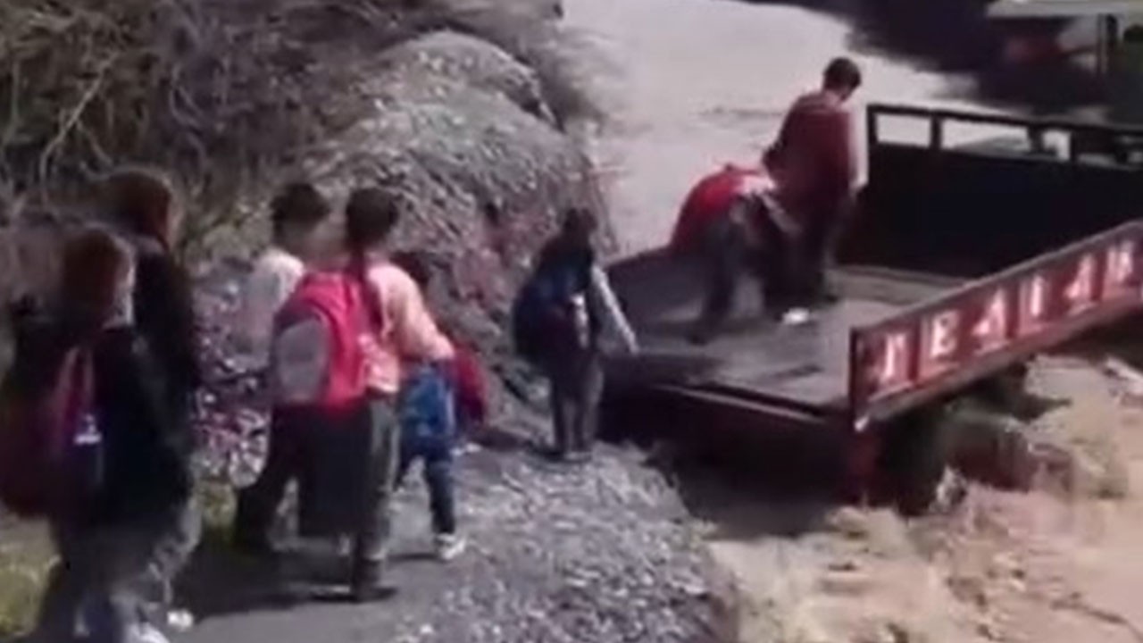 Debisi yükselen dere geçit vermedi! Şırnak’ta öğrencileri traktör taşıdı