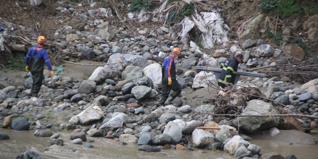 Debisi yükselen derede suya kapıldılar! Acı haber