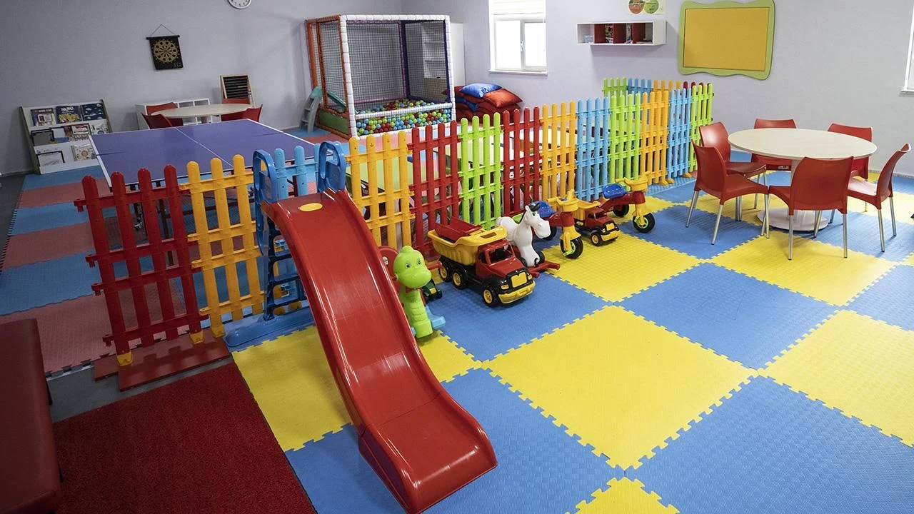 Dede kreşten torunu yerine yanlışlıkla başka çocuğu eve götürdü!