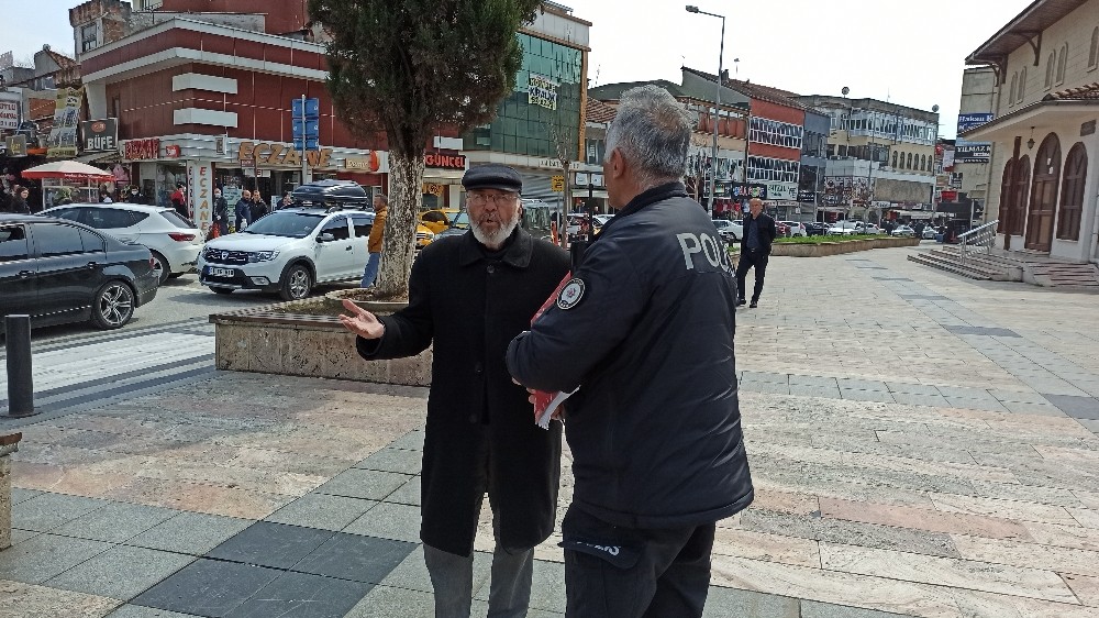 Dede sokağa çıktı polis ile tartıştı. 