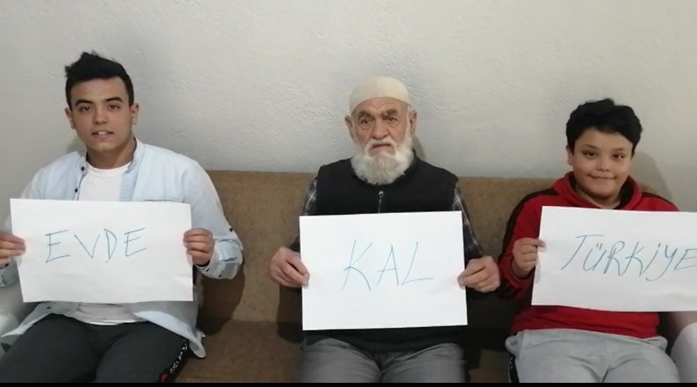 Dede ve torunlardan ’evde kal’ çağrısı 